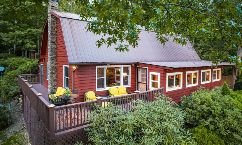 Serene & secluded 2-Story home with covered porch, firepit & telescope