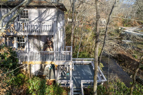 2-story waterfront home with mountain & creek views, decks, grill, fireplace, AC