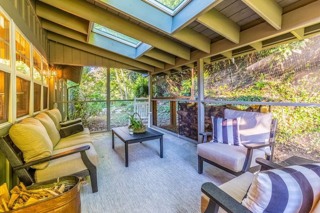 Dog-friendly cottage with a game room, washer/dryer, central AC, & gas fireplace