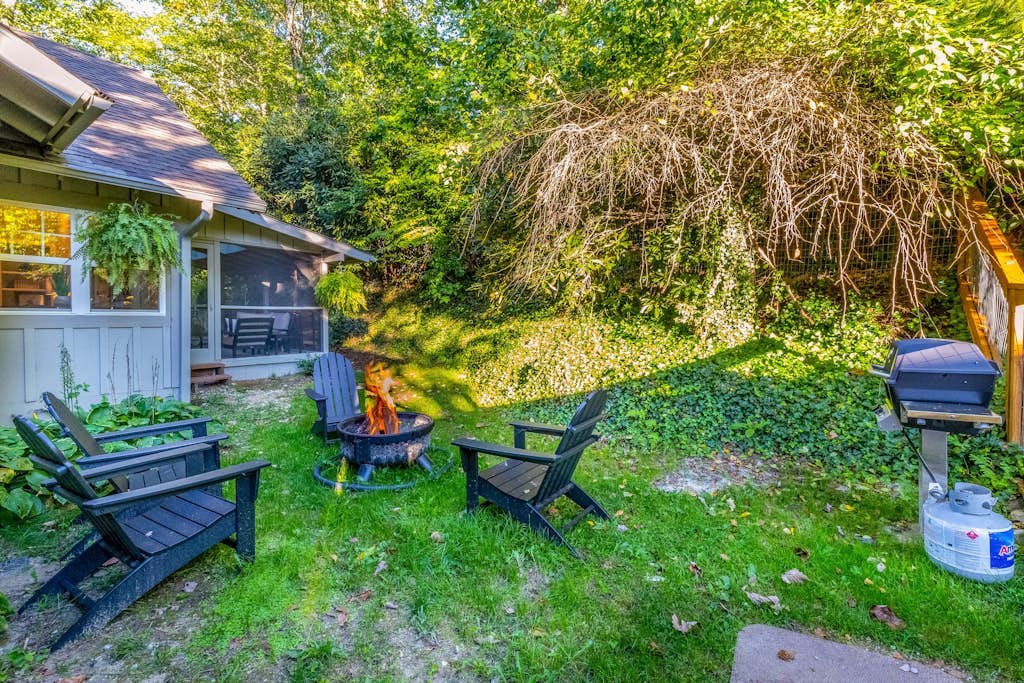 Dog-friendly cottage with a game room, washer/dryer, central AC, & gas fireplace