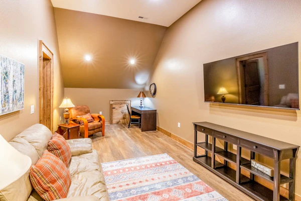 Walk-up apartment with resort amenities: firepit, sports courts & hiking
