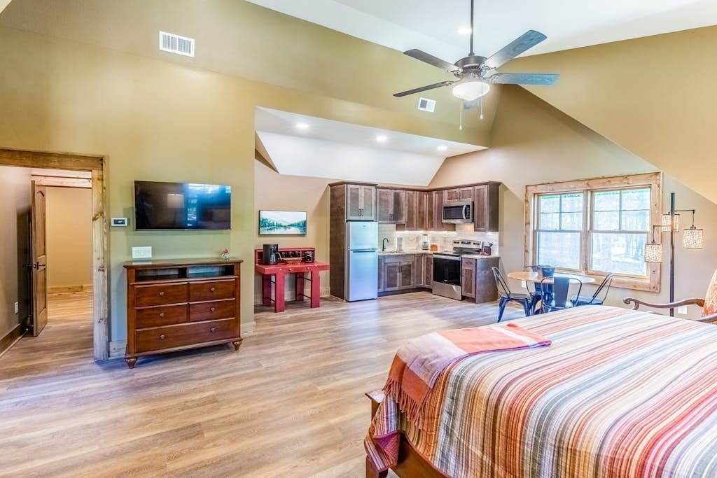 Walk-up apartment with resort amenities: firepit, sports courts & hiking