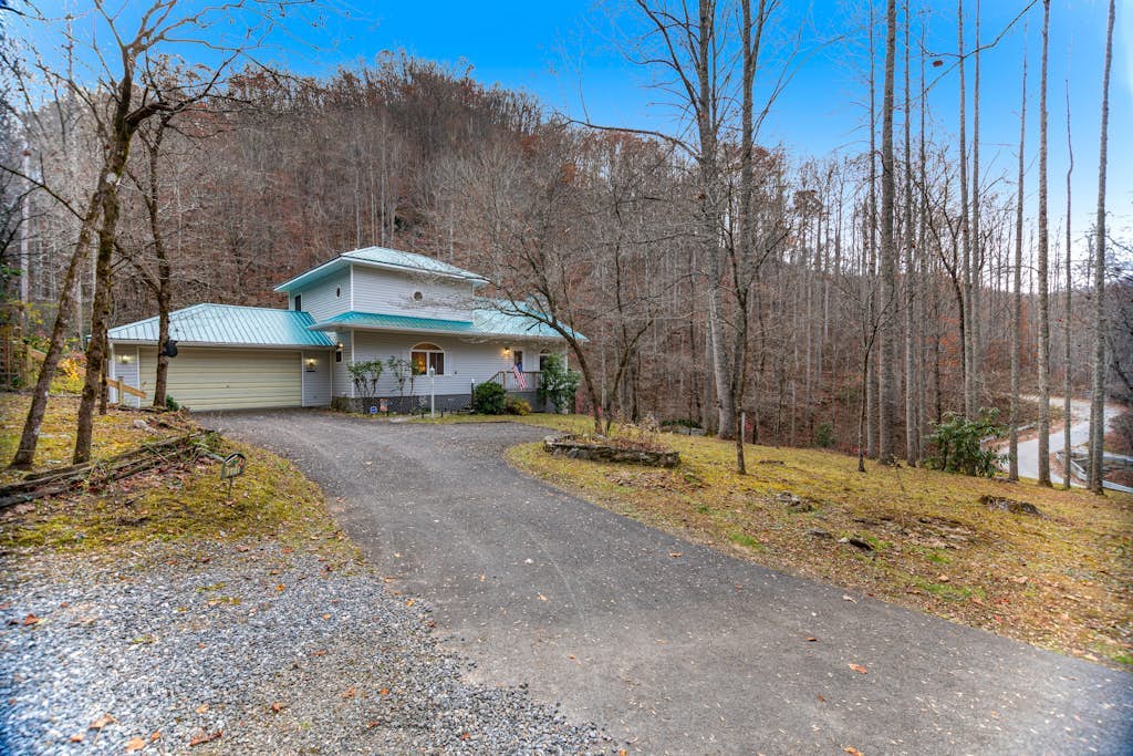 Secluded mountain home on 2 acres w/ fireplace, deck & firepit