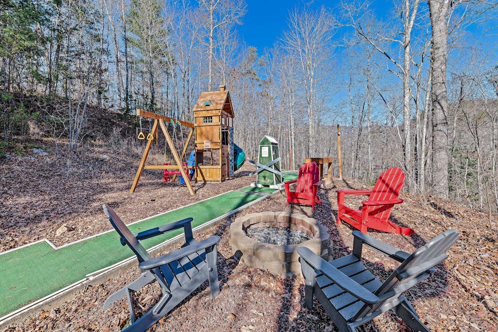 Mountain cabin with wrap-around balcony, games, fireplace, & children's items