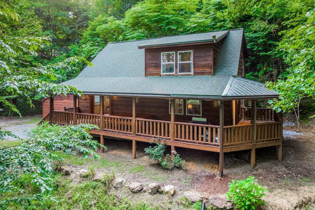 Beautiful dog-friendly mountain house w/new private hot tub, firepit, WiFi, deck