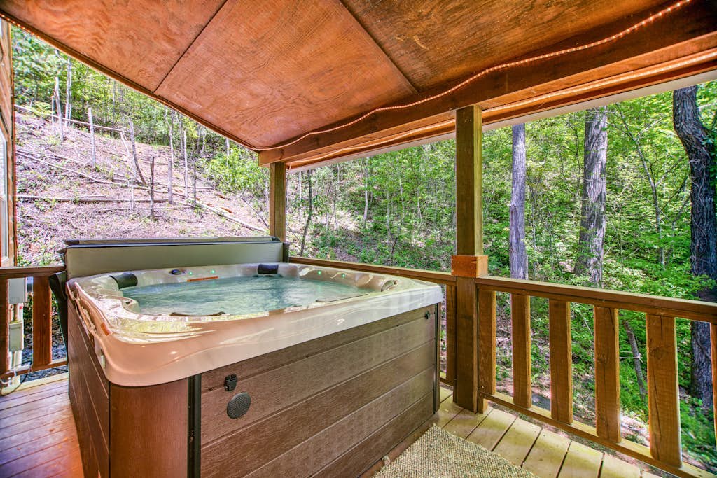 Beautiful dog-friendly mountain house w/new private hot tub, firepit, WiFi, deck