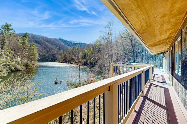 Private eco-retreat with screened porch, play area, & wood stove