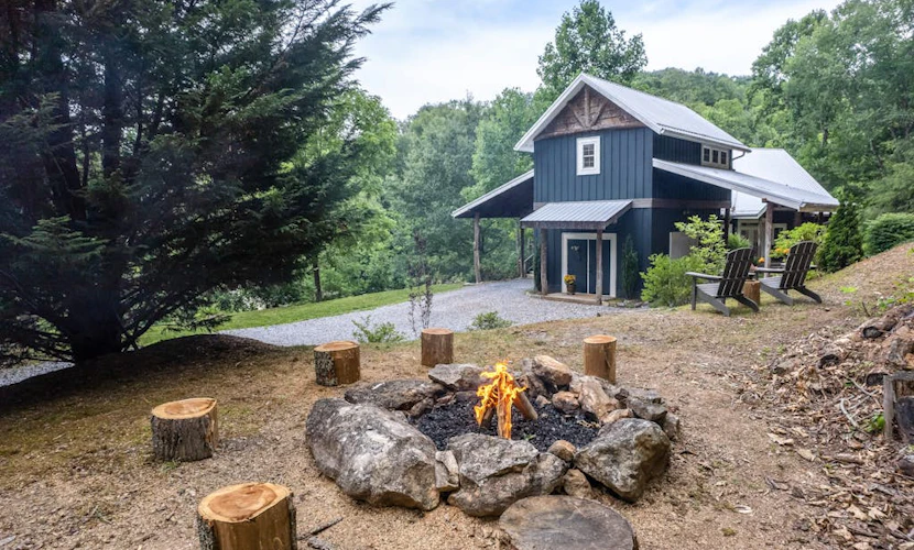 Fabulous escape with firepit, stylish interior & central AC - near hiking