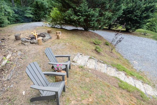 Fabulous escape with firepit, stylish interior & central AC - near hiking
