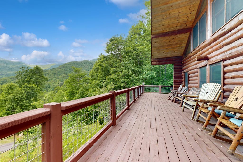 Charming mountain cabin with hot tub, fireplace, and stunning views