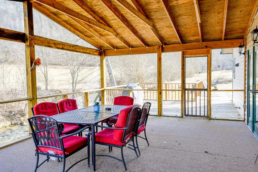 Creek-side home with private hot tub, game room, firepit, deck & mountain view