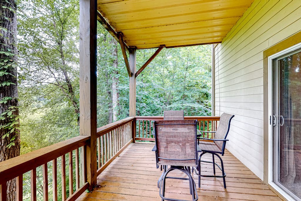 Spacious condo with fireplace, washer/dryer & access to pool/hot tub