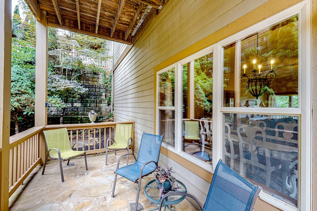 Spacious condo with fireplace, washer/dryer & access to pool/hot tub