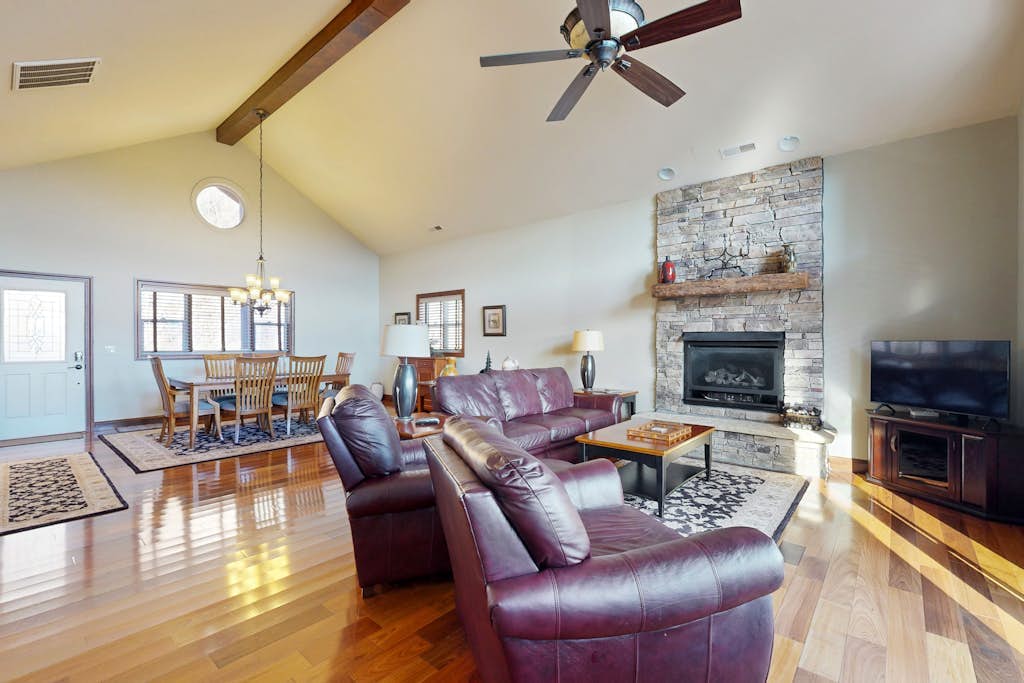 Mountainside condo with private balcony, washer/dryer, shared pool, sauna, & gym