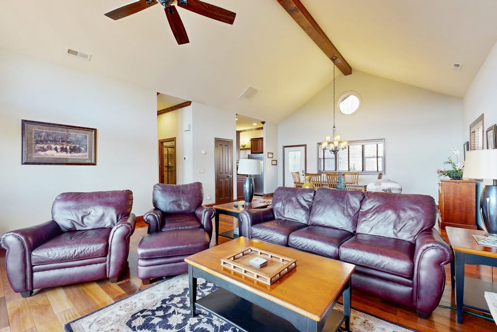Mountainside condo with private balcony, washer/dryer, shared pool, sauna, & gym