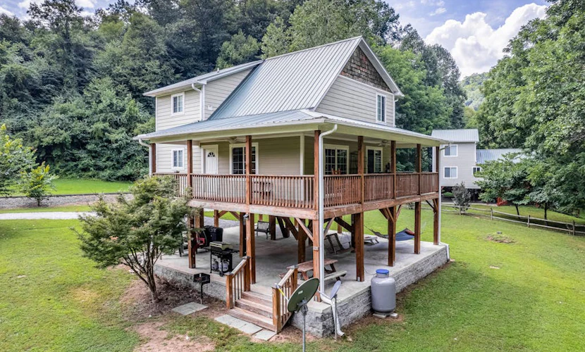 Riverfront gem w/wraparound deck, horseshoes, firepit, hot tub, WiFi - 2 dogs OK