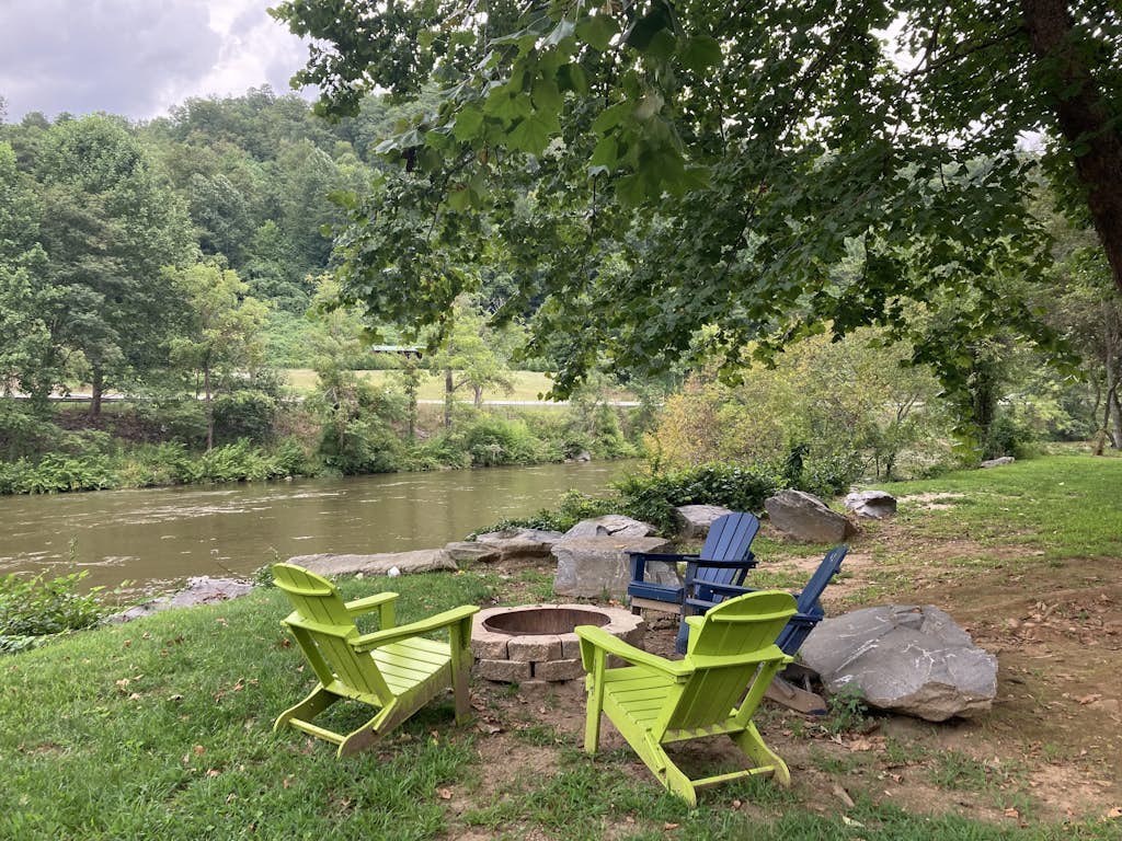 Riverfront gem w/wraparound deck, horseshoes, firepit, hot tub, WiFi - 2 dogs OK