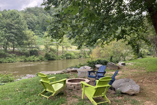 Riverfront gem w/wraparound deck, horseshoes, firepit, hot tub, WiFi - 2 dogs OK