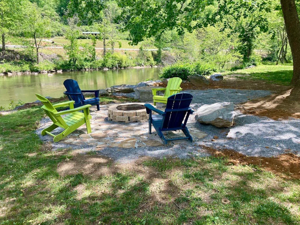 Riverfront gem w/wraparound deck, horseshoes, firepit, hot tub, WiFi - 2 dogs OK