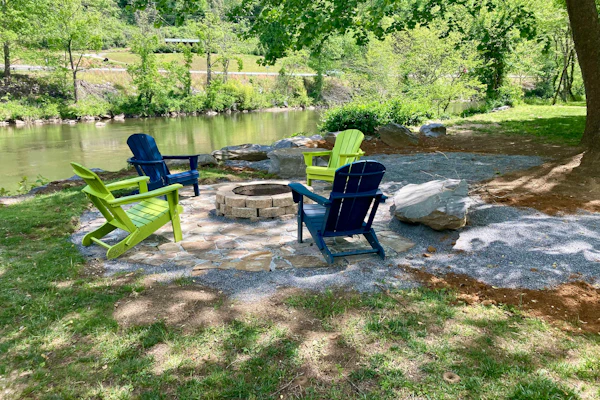 Riverfront gem w/wraparound deck, horseshoes, firepit, hot tub, WiFi - 2 dogs OK