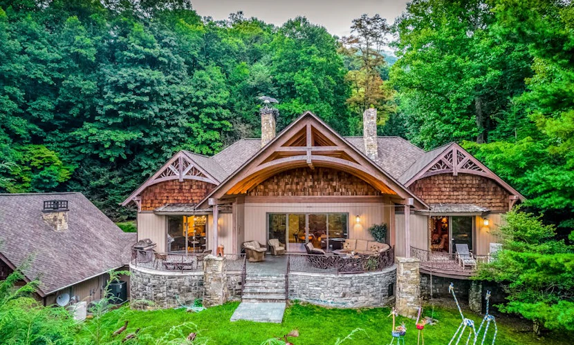 Spectacular Wooded Estate W/ Private Hot Tub, Veranda & Pool Table