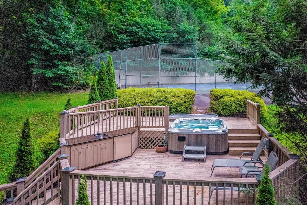 Spectacular Wooded Estate W/ Private Hot Tub, Veranda & Pool Table