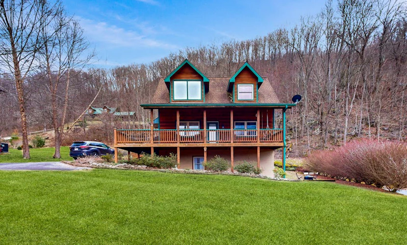 Serene mountain view home with wraparound deck, washer/dryer, & AC