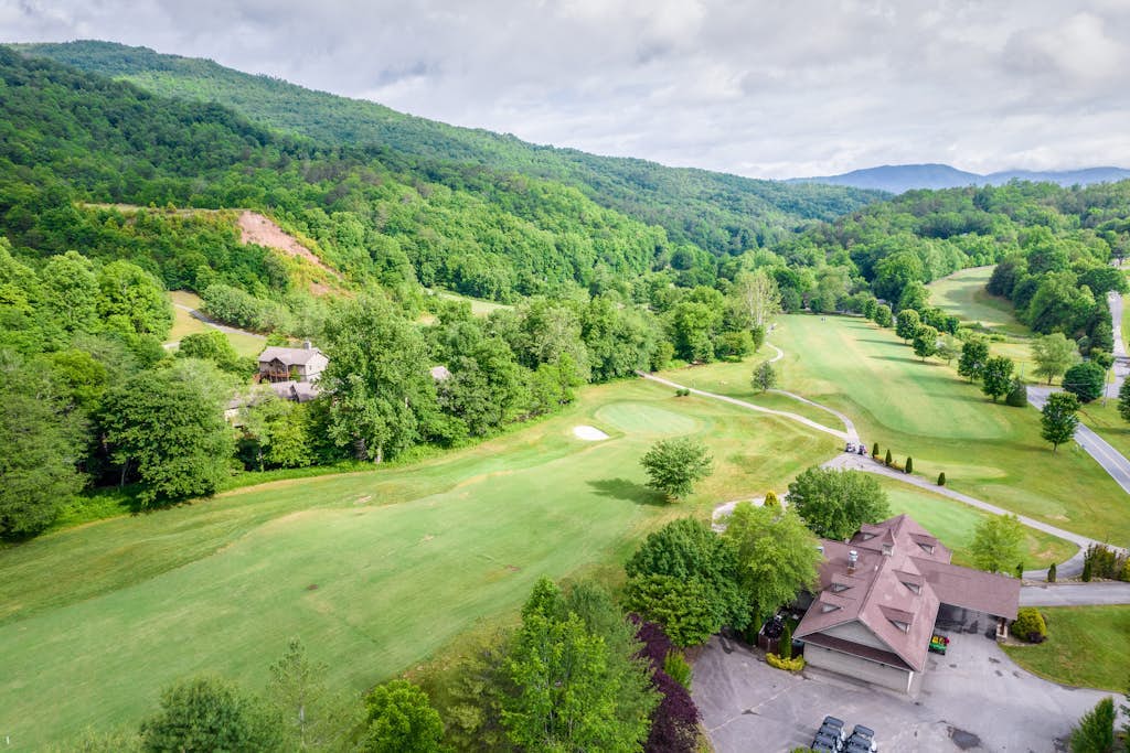 Mountain view condo in Country Club - fireplace & on-site hot tub, pool, tennis