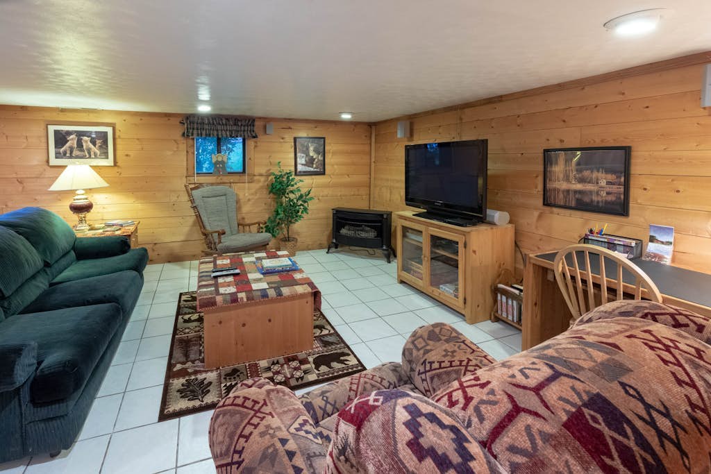 Log cabin with large open deck, fire pit, views of the creek & picnic gazebo