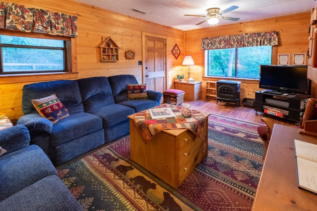 Log cabin with large open deck, fire pit, views of the creek & picnic gazebo