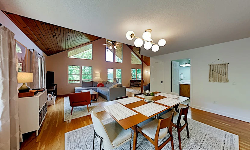 Private mountain hideaway with mountain views & large deck - close to Asheville