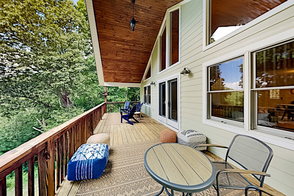Private mountain hideaway with mountain views & large deck - close to Asheville