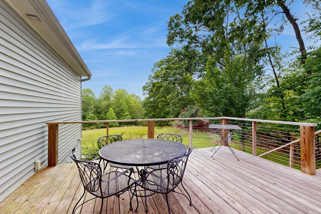Tranquil Dog- Friendly Riverfront Home with Fill Kitchen and WIFI