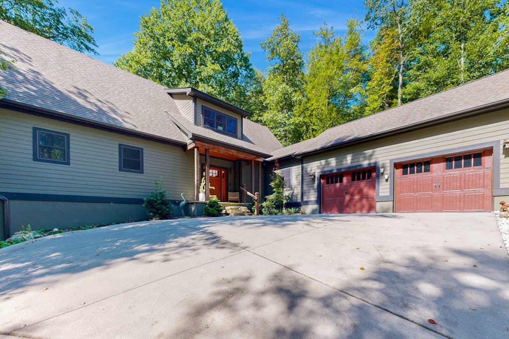 Charming house in Brevard with heated outdoor pool, tennis court, and a gym