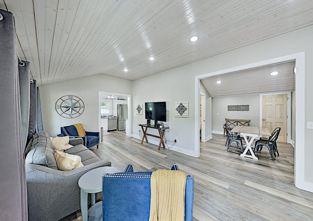 Stylish retreat just outside Asheville & minutes from hiking w/deck & patio