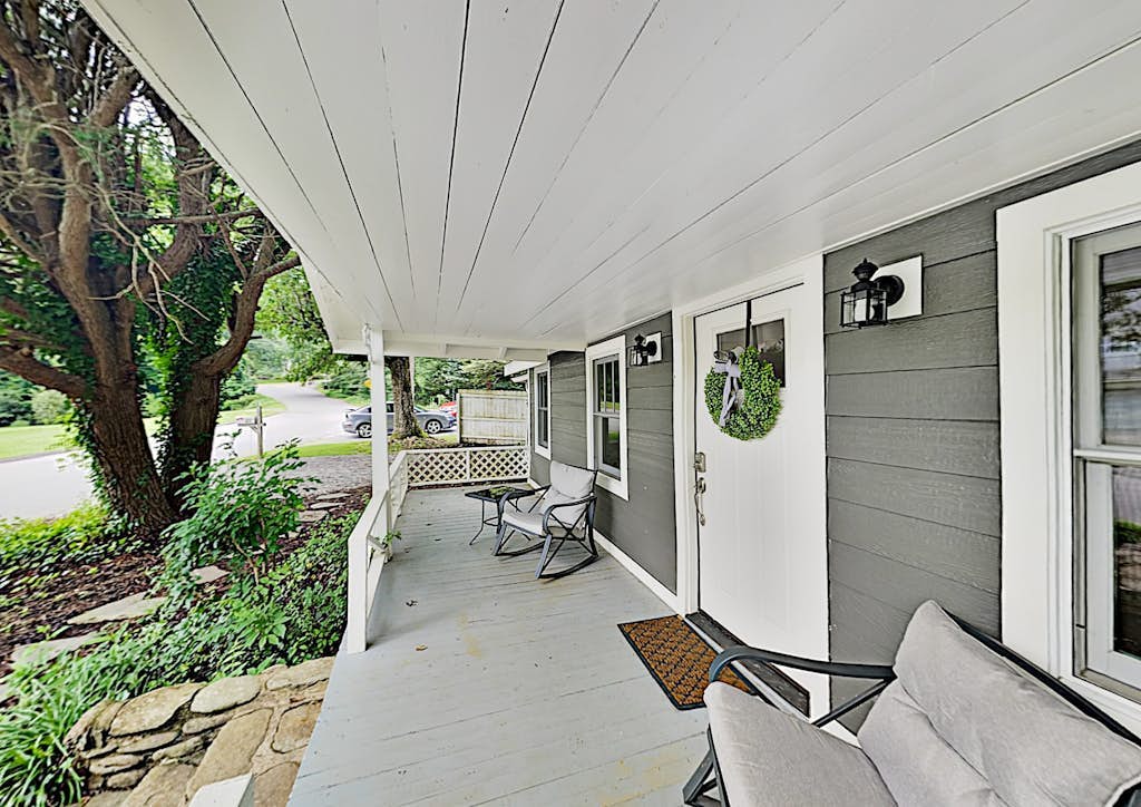 Stylish retreat just outside Asheville & minutes from hiking w/deck & patio