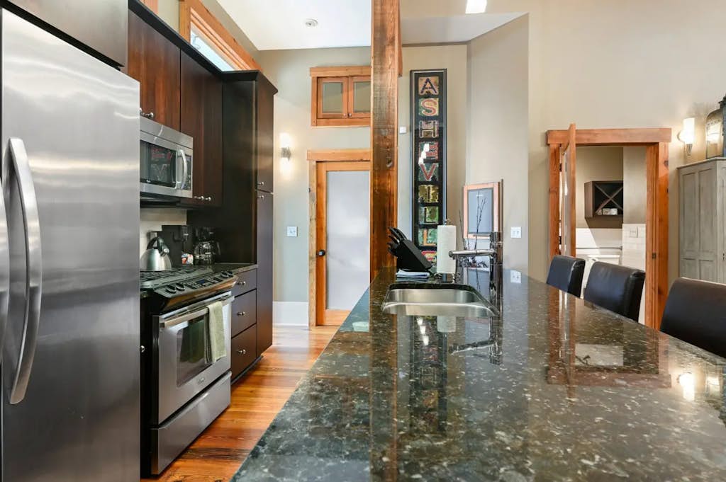 Renovated loft apartment in the heart of downtown - 2 blocks to Pack Square