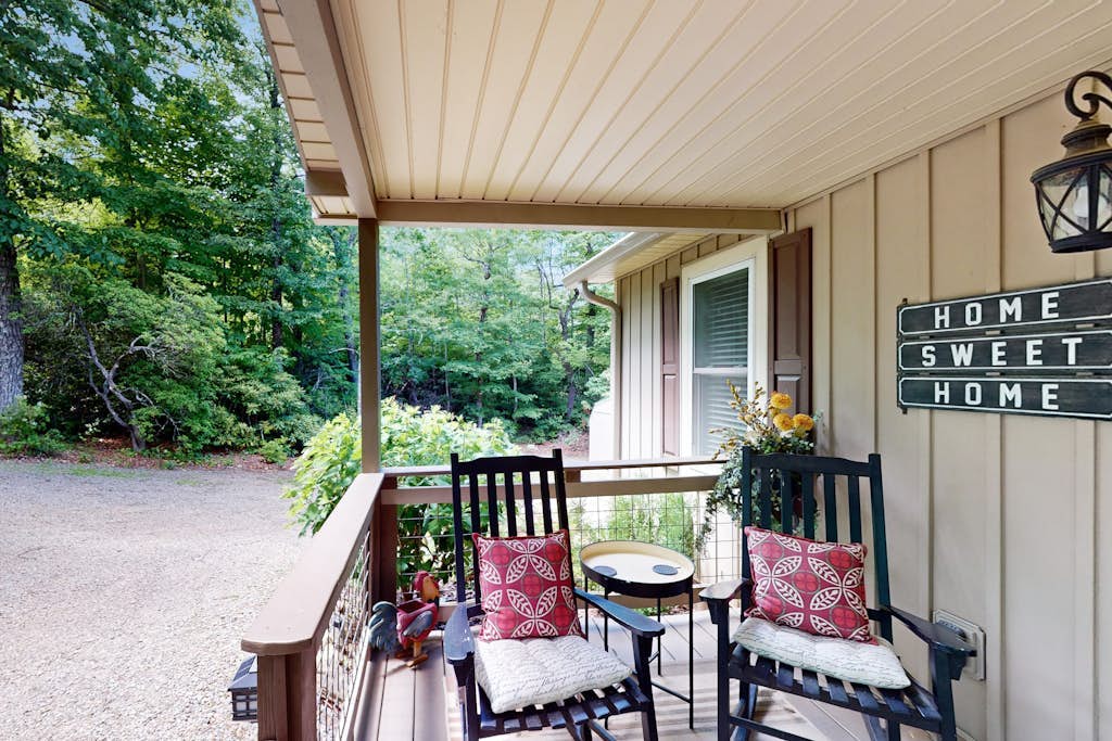 Enchanting new build with screened porch & gourmet kitchen - dog friendly