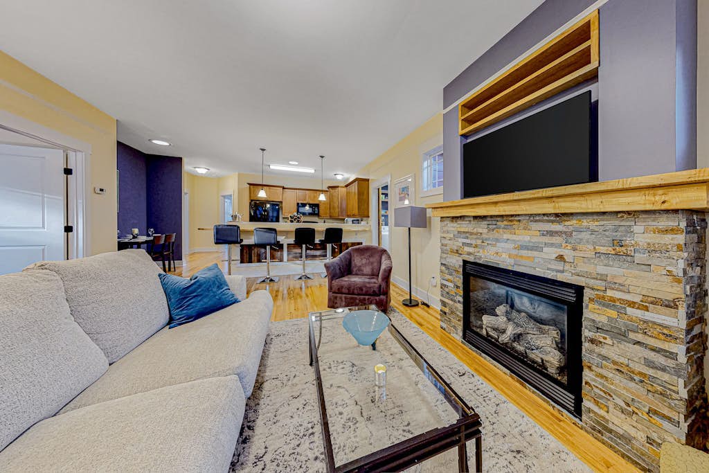 Mountain View Getaway Near Town with High-Speed WiFi and Private Balcony