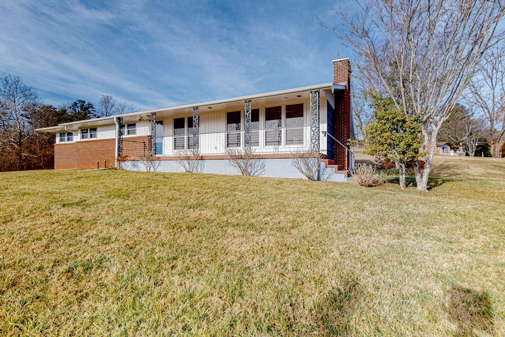 Sunlit Mountain-View Home w/ Fireplace, WiFi, Alfresco Living & Dining & W/D