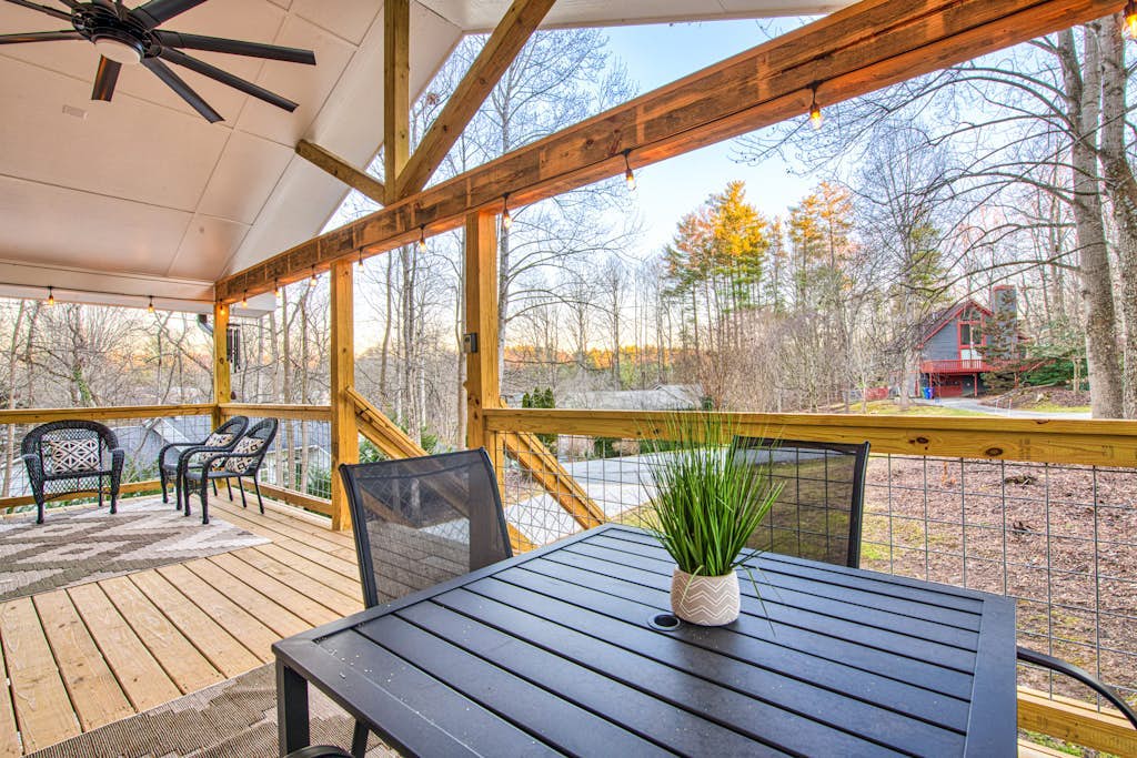 Newly renovated home near downtown Asheville w/spacious deck, W/D, great views
