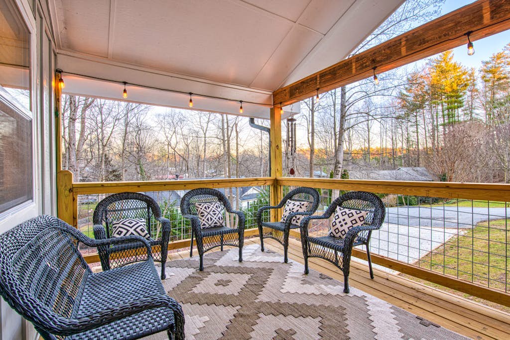 Newly renovated home near downtown Asheville w/spacious deck, W/D, great views