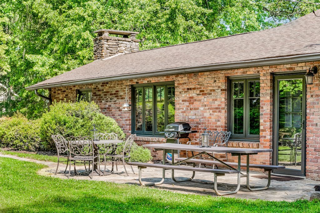 Spacious country home with firepit, patio, foosball, amazing views, & W/D