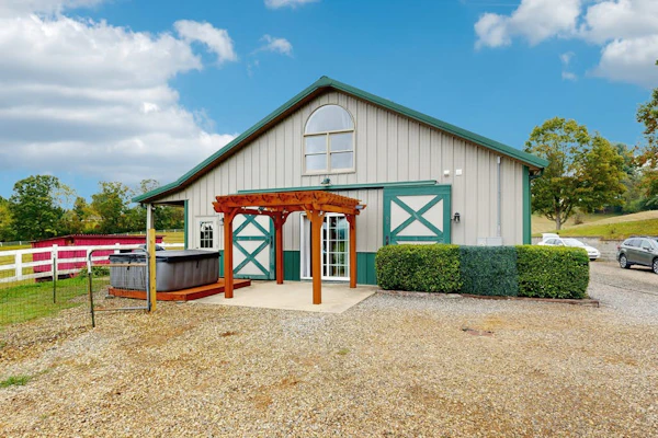 Charming Dog-friendly Home with Mountain Views, Full Kitchen & Hot tub