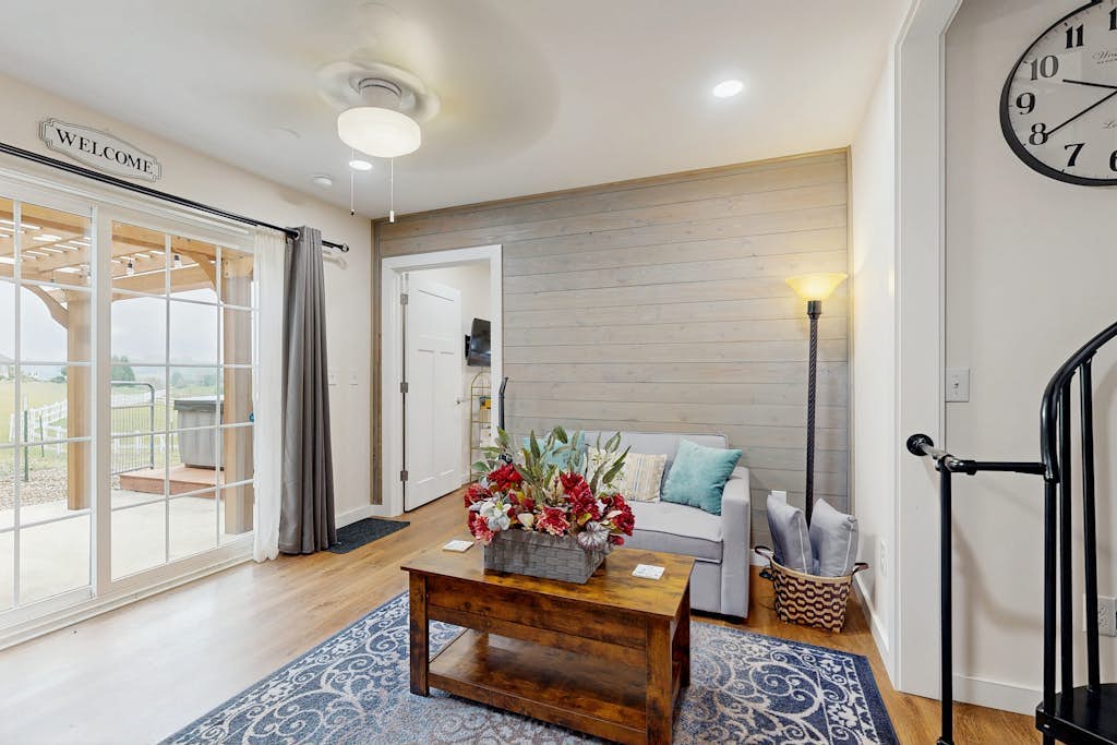Charming Dog-friendly Home with Mountain Views, Full Kitchen & Hot tub
