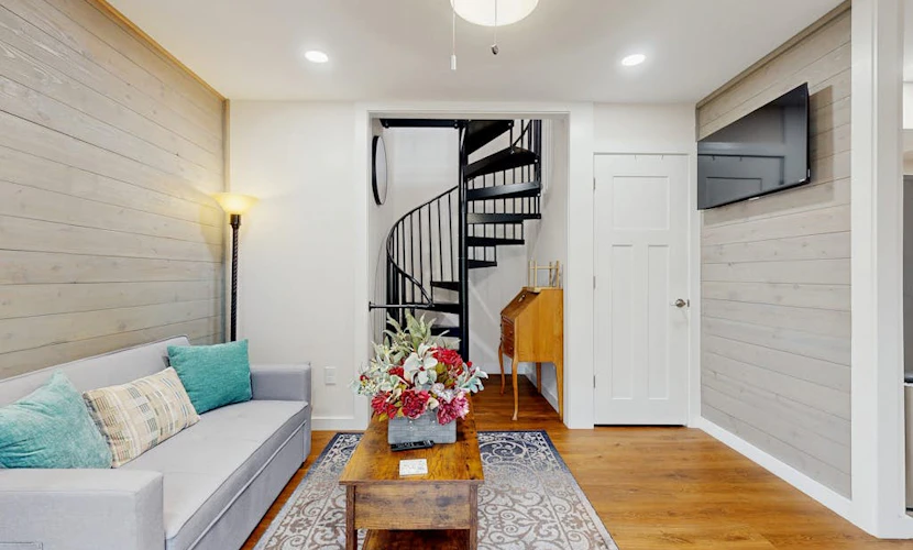 Charming Dog-friendly Home with Mountain Views, Full Kitchen & Hot tub