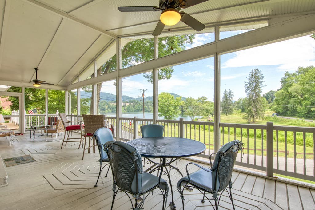 Lake Gem W/ Water Views, Free WiFi, Full Kitchen, Screened-In Deck & More