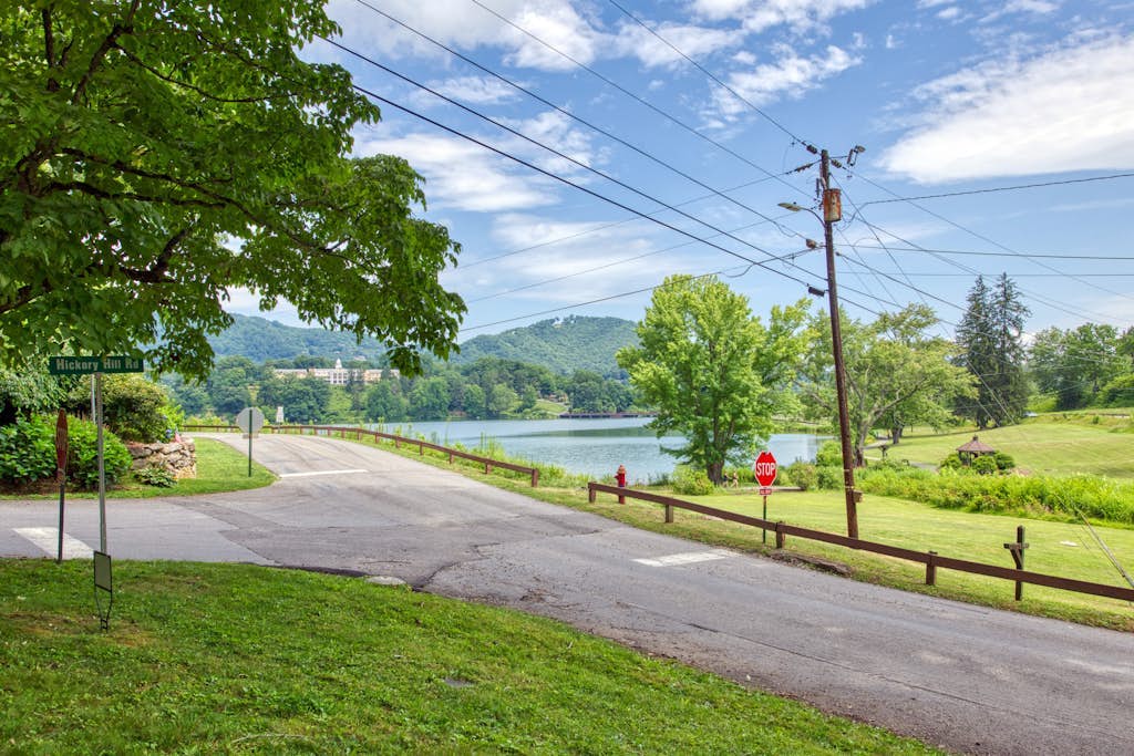 Lake Gem W/ Water Views, Free WiFi, Full Kitchen, Screened-In Deck & More