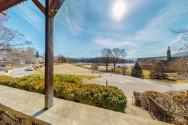 Casual Lake View Escape, Free WiFi, & a Full Kitchen