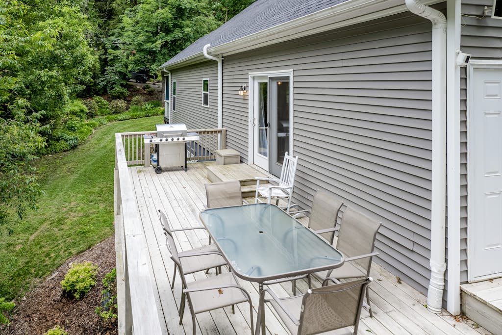 Secluded home with firepit, gas grill, deck, full kitchen, TV, & washer/dryer